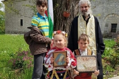 Отец Димитър и децата храм Света Петка Изгрев